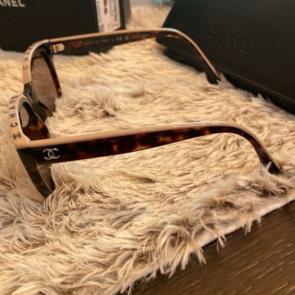 NWOT Chanel Sunglasses tortoise polarized.Box and case included - Picture 4 of 5